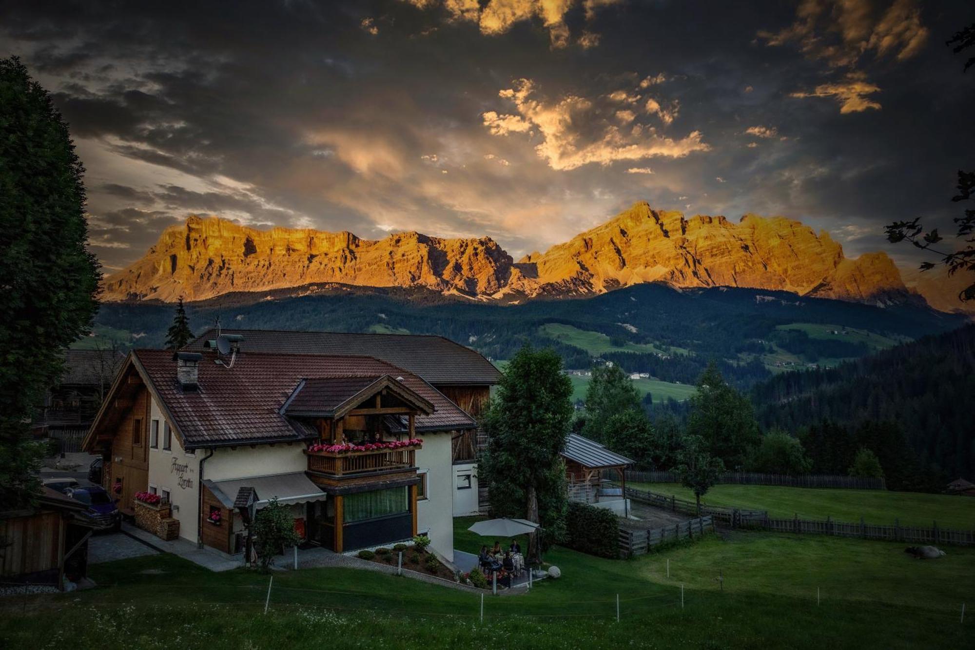 Appartamenti Loretta La Villa  Esterno foto